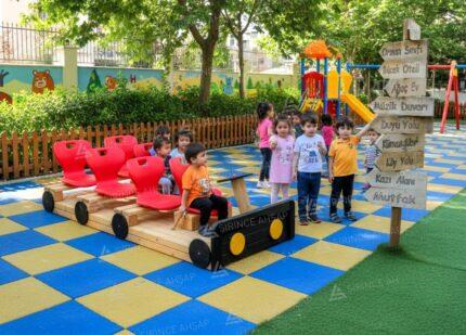 Ahşap Çocuk Arabası ve Bahçe Yönlendirme Tabelası