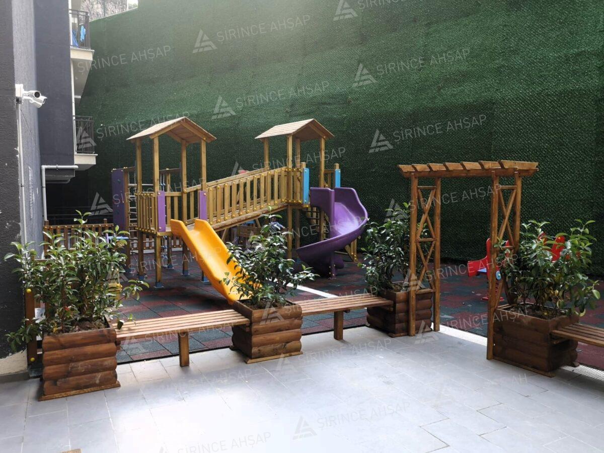 Ahşap Saksılı Banklı Giriş Ahşap Saksılı Bank ve Pergola Takı