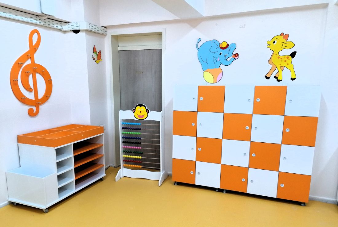 Ahşap Turuncu Beyaz Eşya Dolabı Anaokulu İçin Turuncu Beyaz Renkli Kapaklı