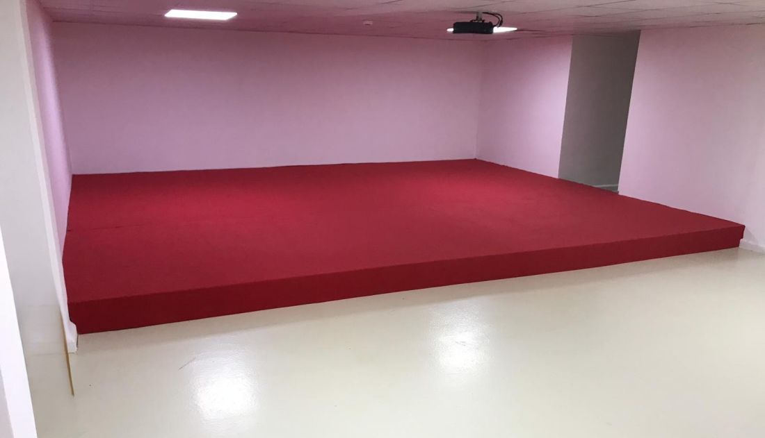 Anasınıfı Sahne Uygulama Anaokulu ve Okul Salonları İçin Kırmızı Halı Kaplı Sahne